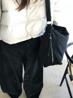 簡約 質感 麂皮 拉鍊 斜背包 / 2色