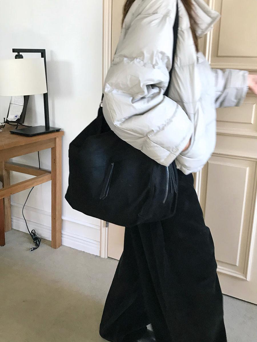 簡約 質感 麂皮 拉鍊 斜背包 / 2色