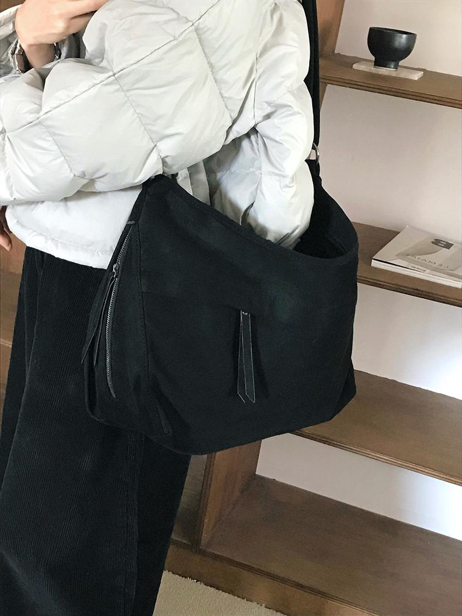 簡約 質感 麂皮 拉鍊 斜背包 / 2色