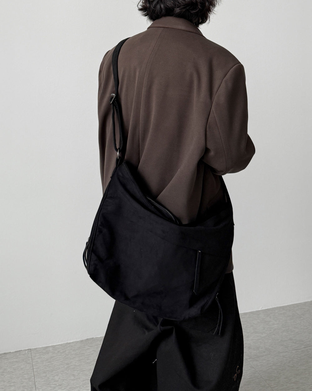 簡約 質感 麂皮 拉鍊 斜背包 / 2色