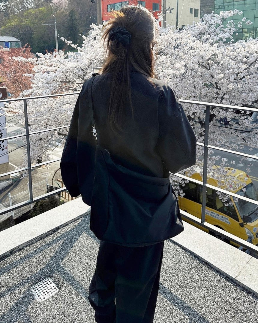 極簡 大容量 可調節 尼龍 斜背 郵差包 / 1色